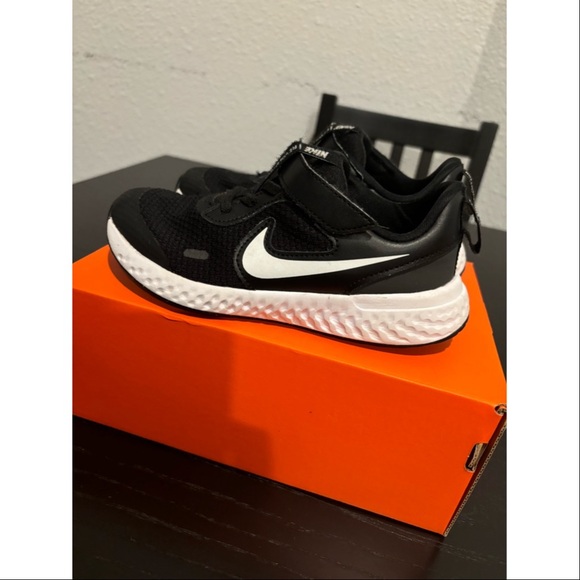 Little Boys Nike Revolution 5 Sneakers - Picture 4 of 7